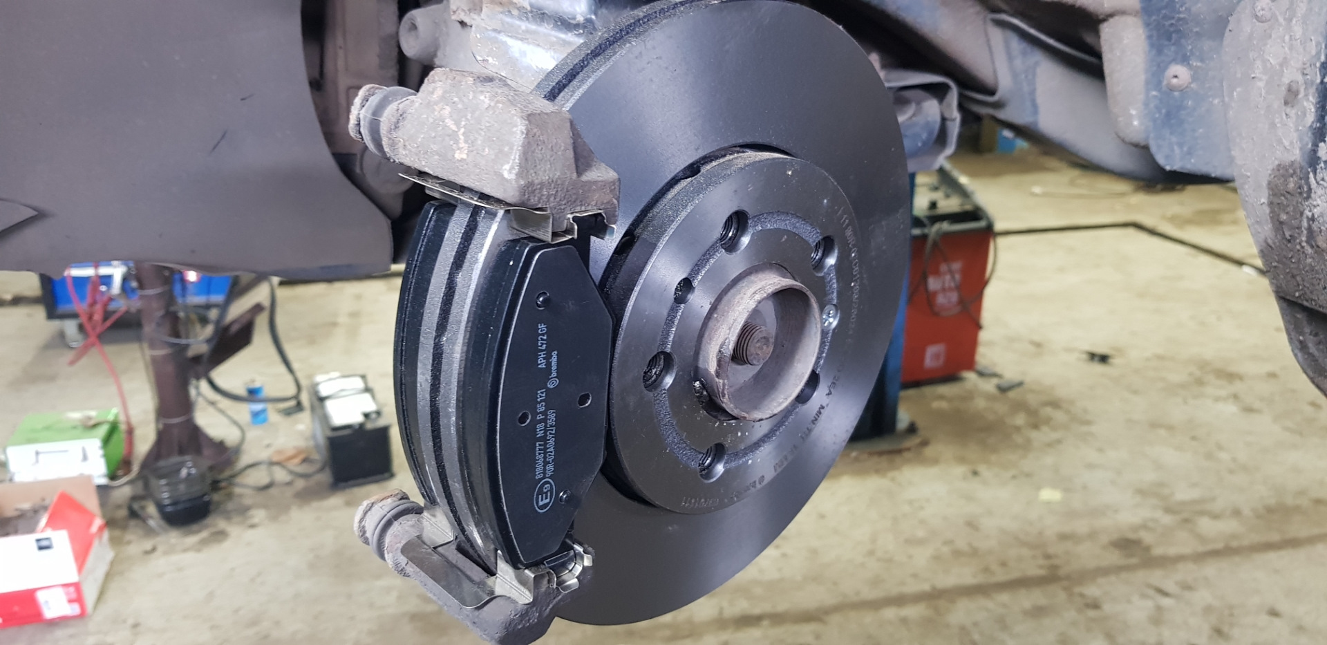 Задние дисковые тормоза поло. Тормоза BREMBO на поло седан. Тормозная система Фольксваген поло седан 2013. Тормозные диски на поло седан Брембо. Тормоза Брембо на поло седан.