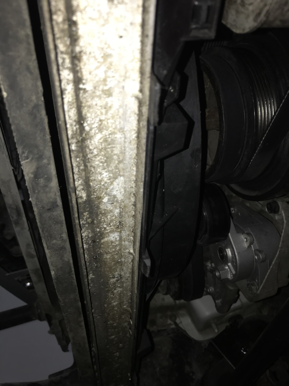 На радиаторе места под нижнюю защёлку — BMW 3 series (E46)