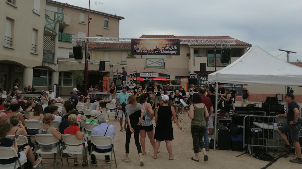 Праздник музыки в Монтаньи (Montagny). Именно там я обнаружил грыжу на колесе. — Audi A4 (B9)