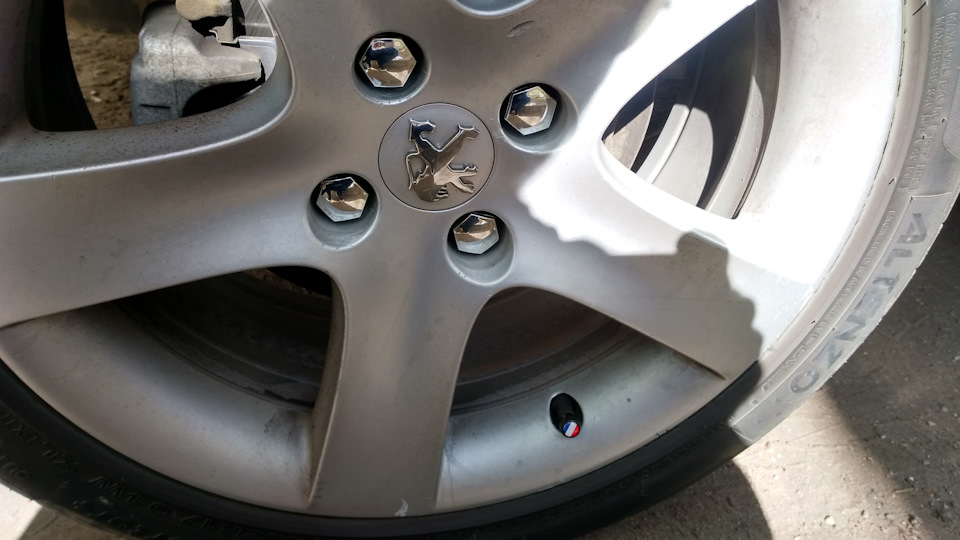 Декоративные крышки на колесные гайки и колпачки ниппелей — Peugeot 308 ...