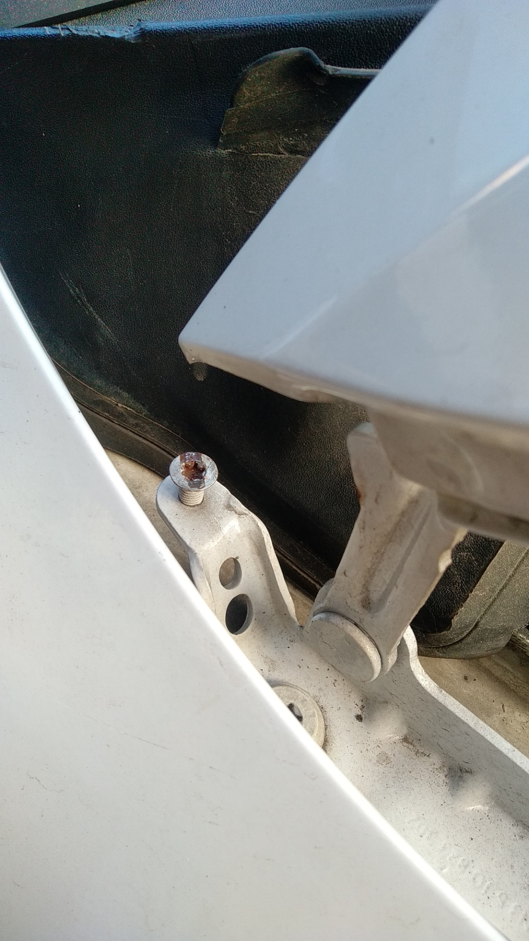 Скрип на кочках в районе подушки пассажира — Skoda Roomster, 1,4 л ...