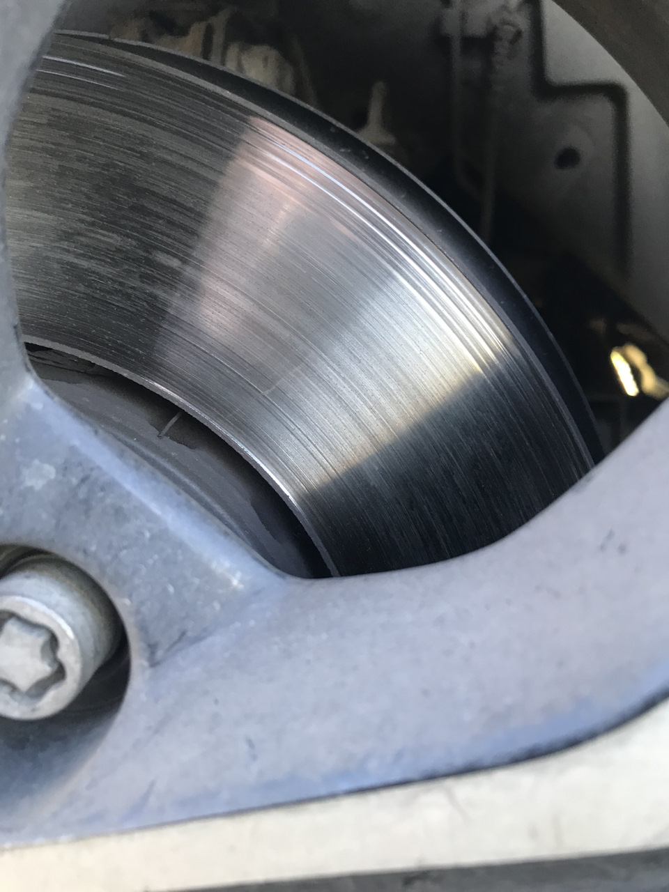 Канавки в тормозном диске — Renault Duster (2G), 2 л, 2021 года ...