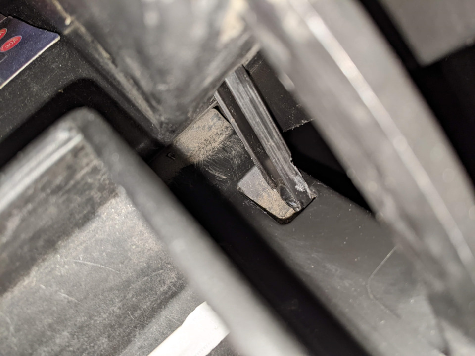 Плавное открывание бардачка — Mazda 3 (1G) BK, 2 л, 2006 года | своими ...