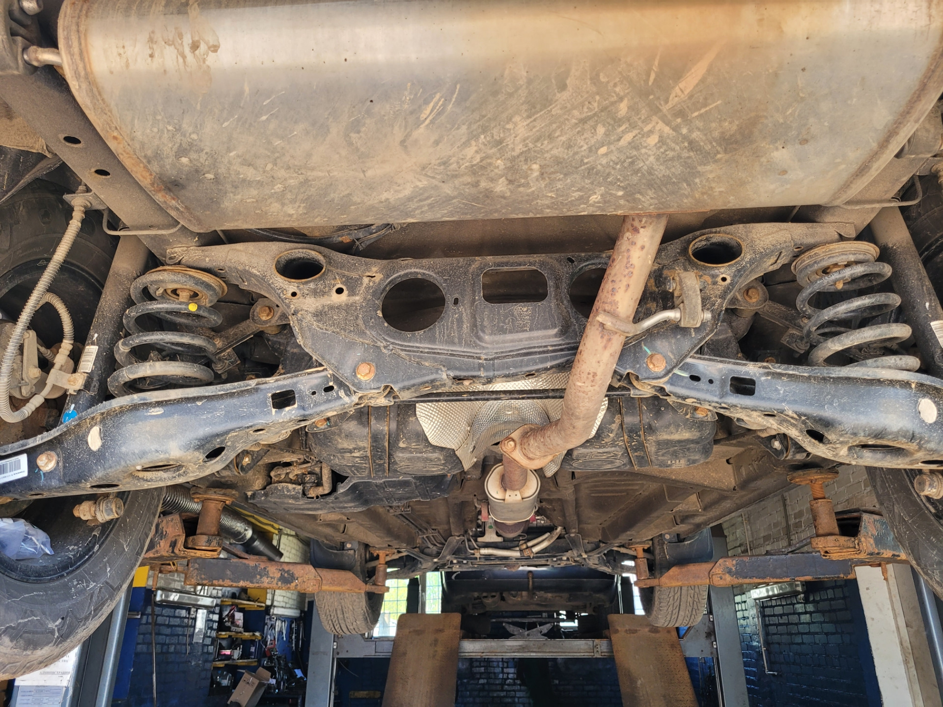 Замена задней стойки стабилизатора — Geely Emgrand X7, 2 л, 2019 года ...