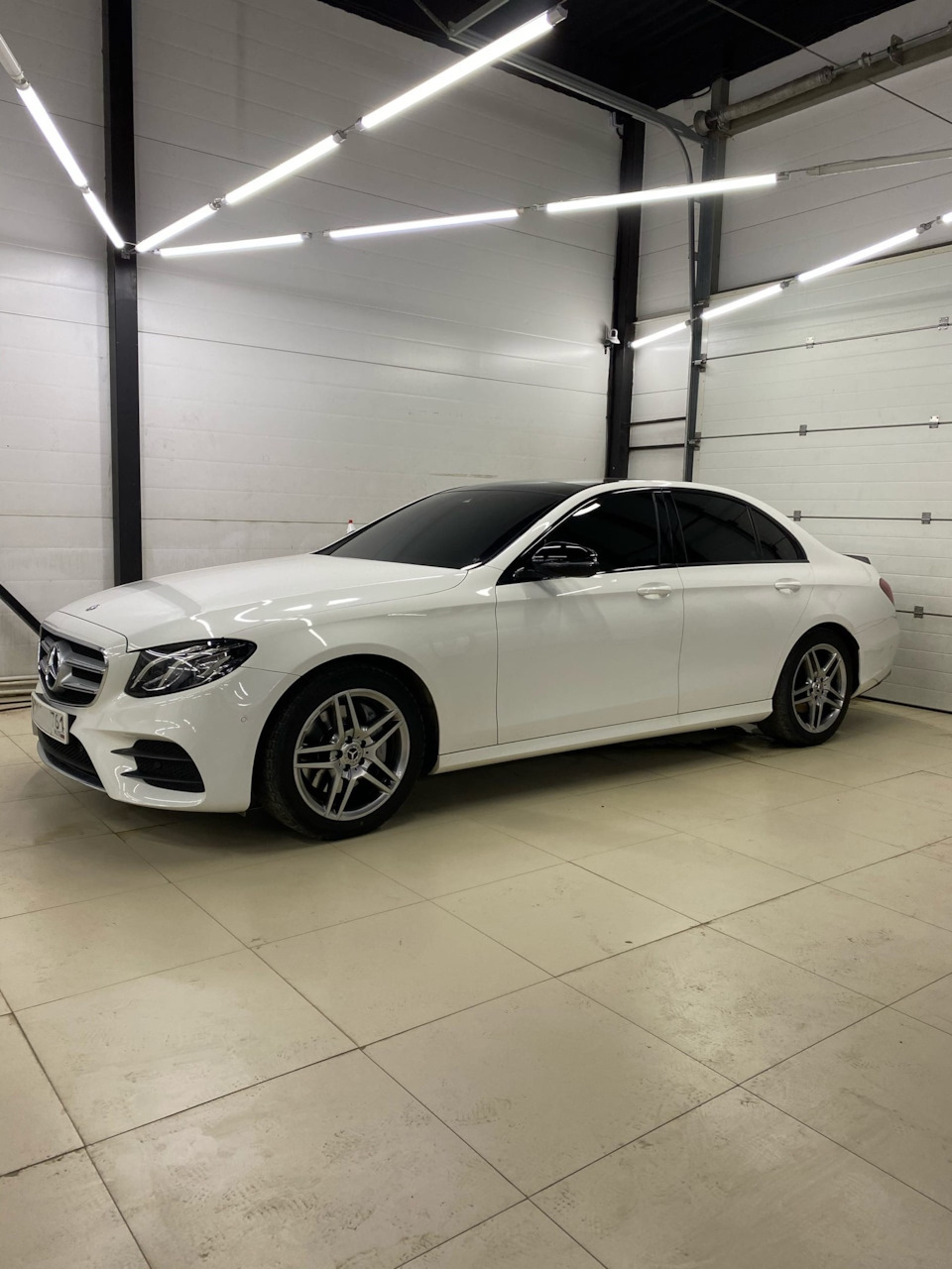 Mercedes w213 белый антихром