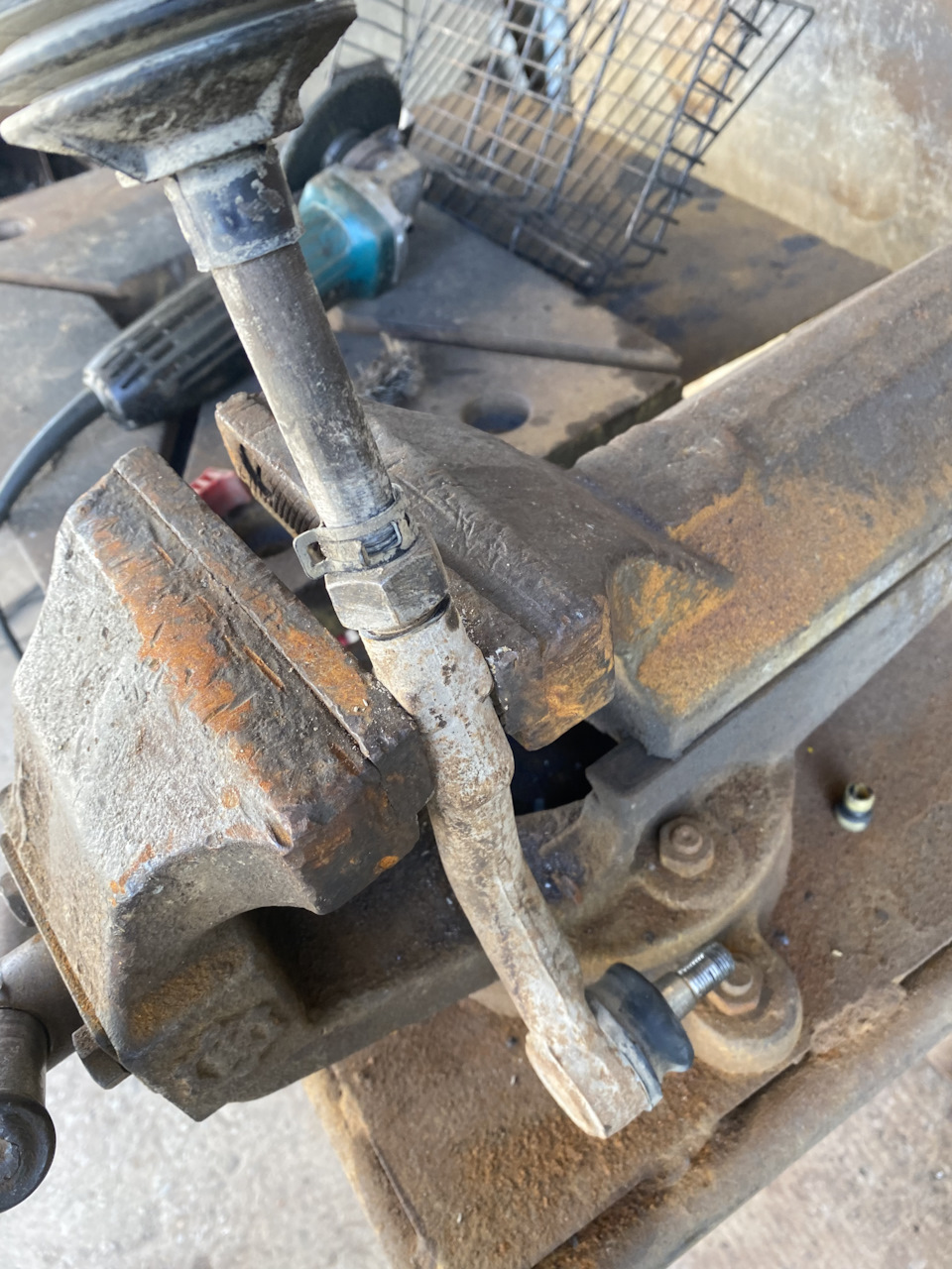 Так как в комплекте контргаек не было, разбираем старую тягу с наконечником. И предварительно замеряем длину в сборе, чтобы новую сделать примерно так же, до развала-схождения доехать — Hyundai Tucson (JM)
