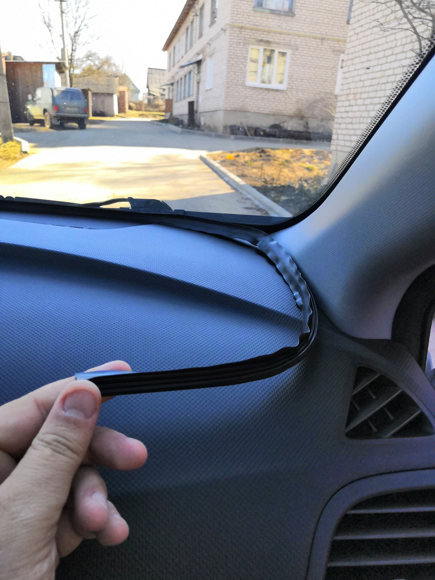 Скрип лобового стекла. Уплотнитель между лобовым и панелью Форд фокус 2. Уплотнительная резинка между панелью и стеклом для Киа Рио 3. Уплотнитель стекла лобового Солярис 2. Уплотнитель лобовое стекло Hyundai Accent.