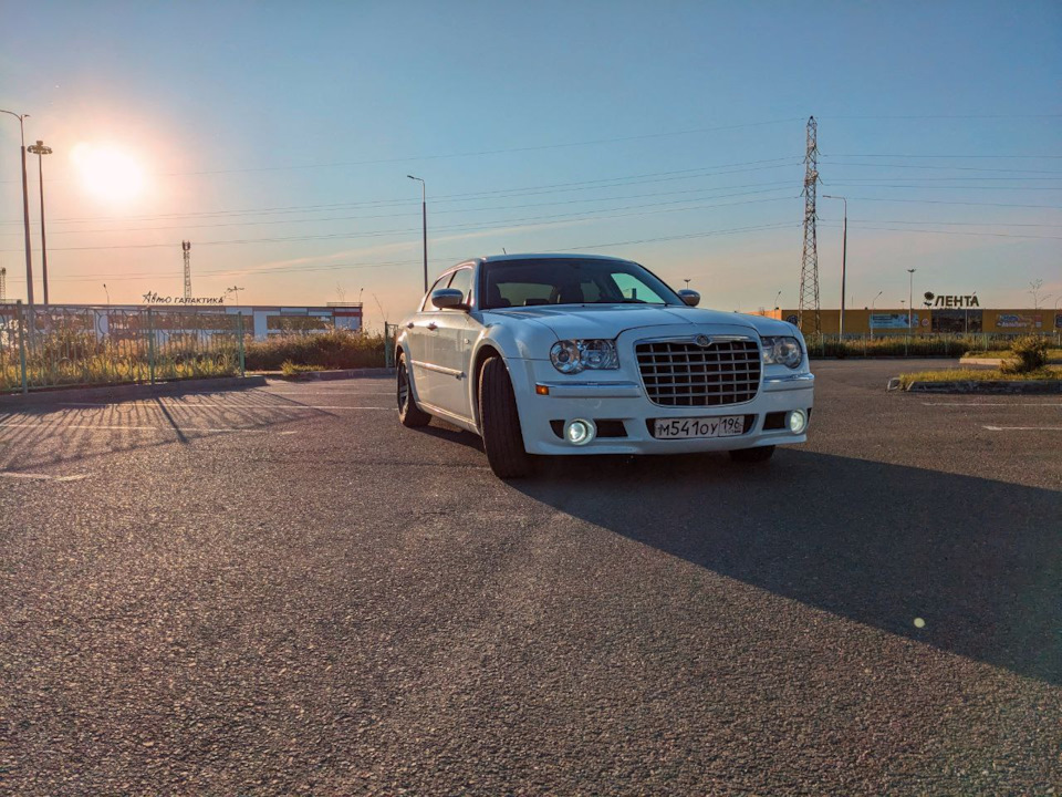 Бампер на месте — Chrysler 300C (1G), 3,5 л, 2008 года | фотография ...