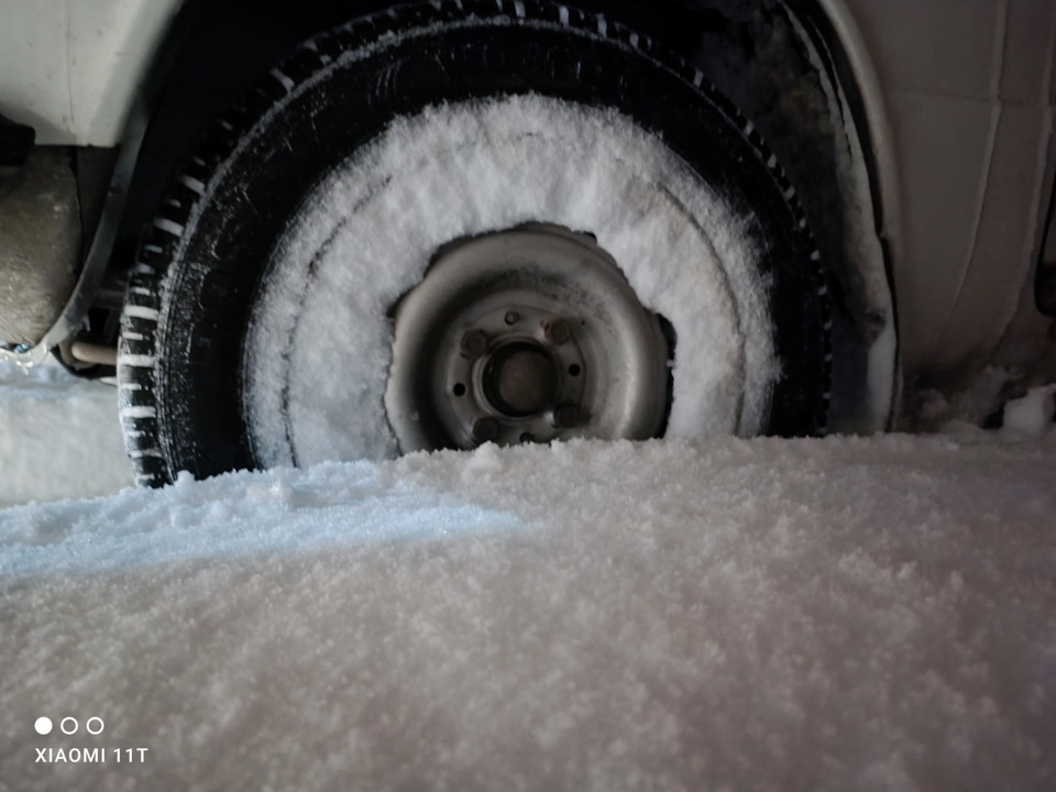 Короче он кое где подталкивал, раскачивали. Потом впереди стоящих выталкивали. Возле дома братан еще помог. Короче еле заехал. — Lada 21011