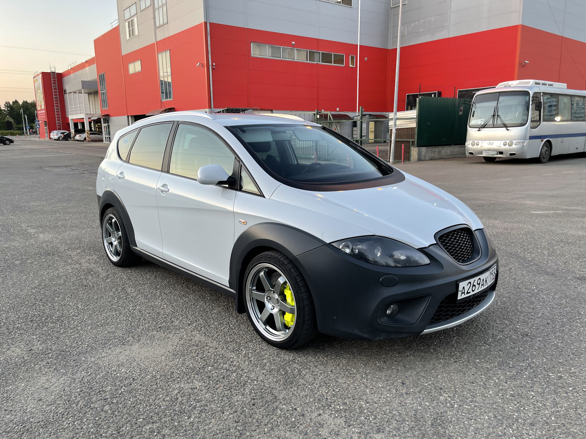 Seat altea freetrack. Seat Altea Freetrack 2011. Seat Altea Freetrack r19. Диски Seat Altea Freetrack.