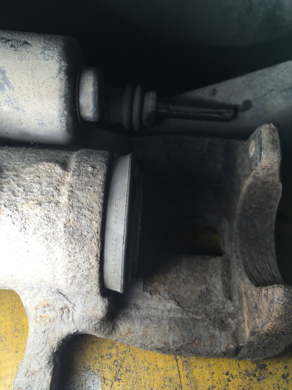 Замена пыльника на заднем суппорте — Volkswagen Tiguan (1G), 2 л, 2013 ...