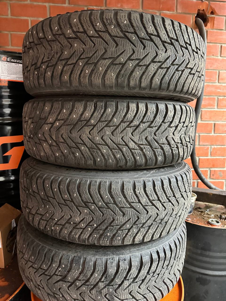 Шины зимние шипованные Nokian 215/65 R17, литые диски VAG 7,5Jx17 ET40 ...