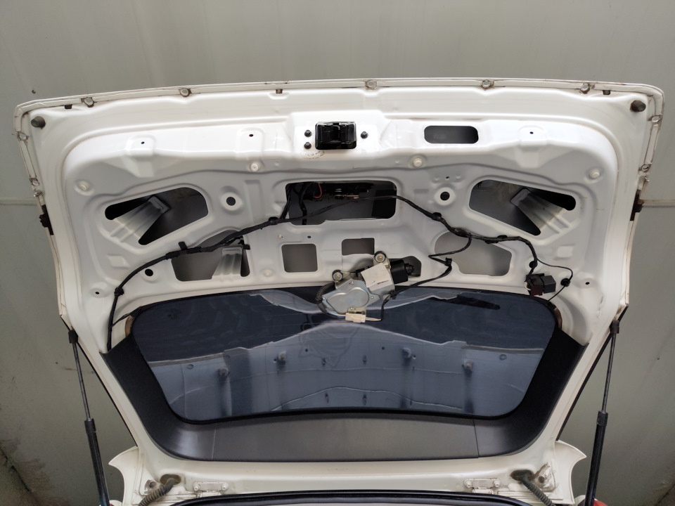 12. Снимаем нижнюю часть панели облицовки двери багажного отделения. — Geely Emgrand X7
