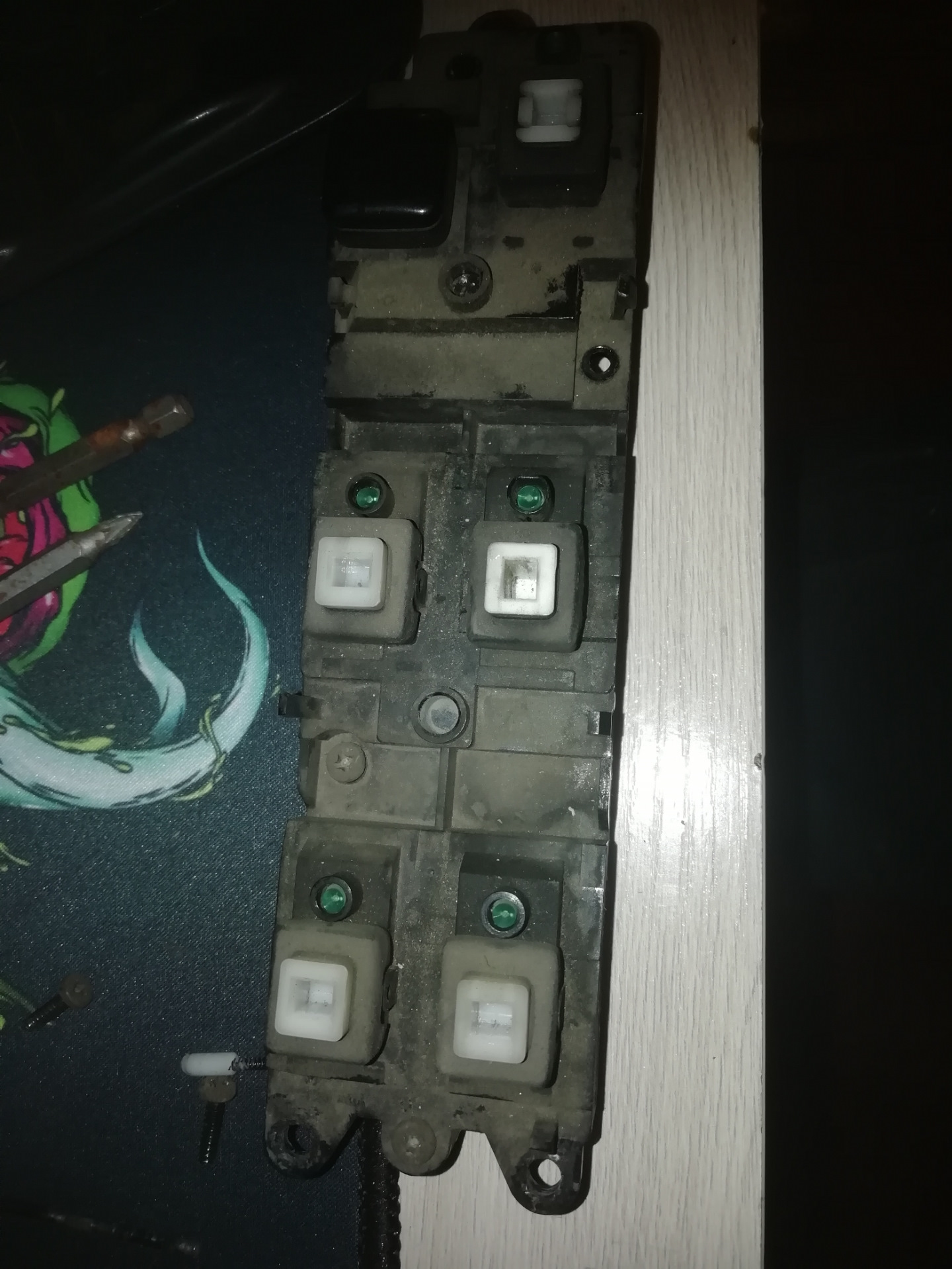 Подсветка блока стеклоподъемников — Toyota Corolla (110), 1,5 л., 1995 ...