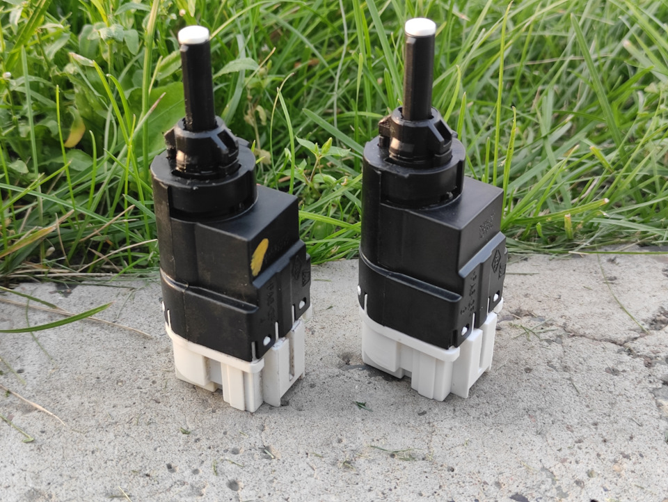 Замена концевика педали тормоза — Renault Duster (1G), 1,6 л, 2014 года ...