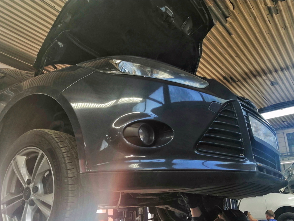 Фильтр все равно откручиваем снизу, при этом делаем осмотр всего того, что положено осмотреть ) — Ford Focus Hatchback III