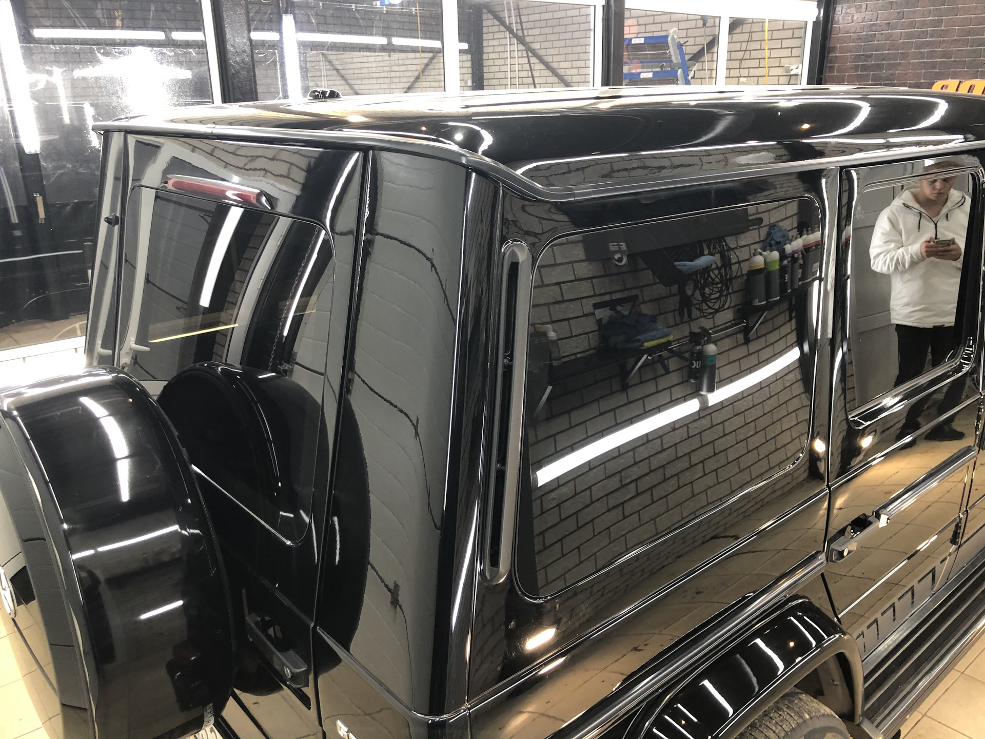 Стекла на гелик. Мерседес 463 кузов. Лобовое стекло Mercedes w463/w464. Вклеенные стекла w463. Стекло лобовое w463.