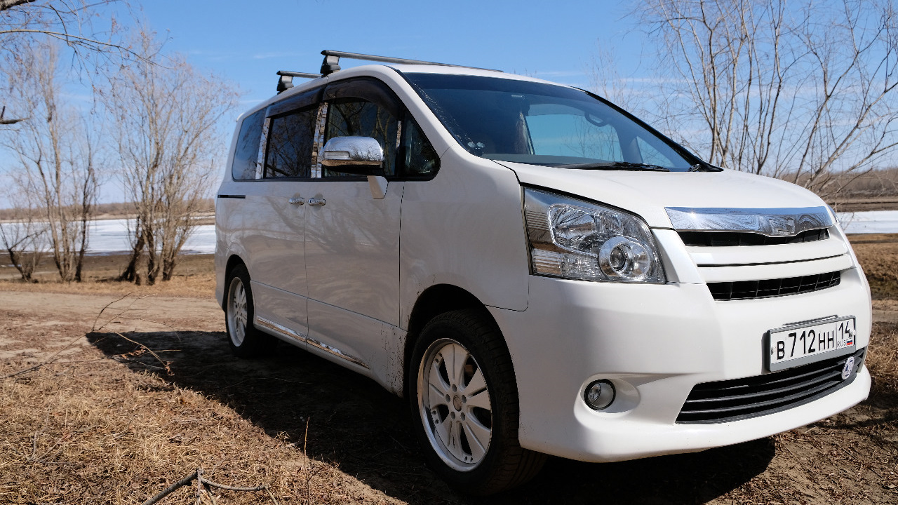 Тойота ноах. Toyota Noah zrr70. Тойота Ноах zrr70 оптика. Тойота Noah zrr70 литье. Обвес Toyota Noah zrr70.