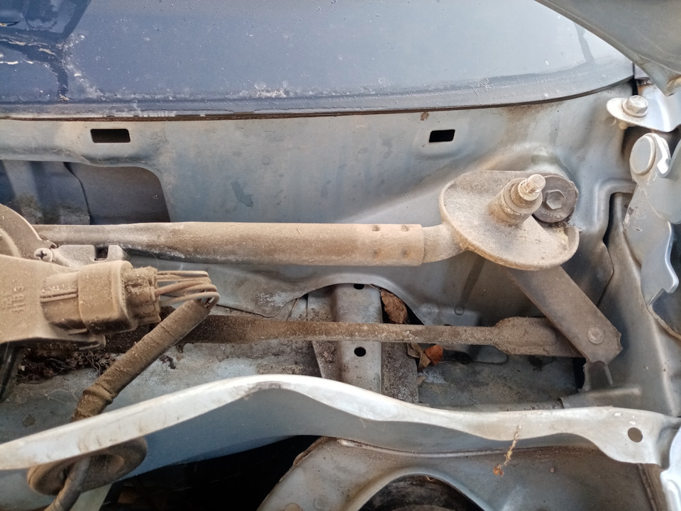 То трапеции дворников — Toyota Corolla (120), 1,6 л, 2005 года ...