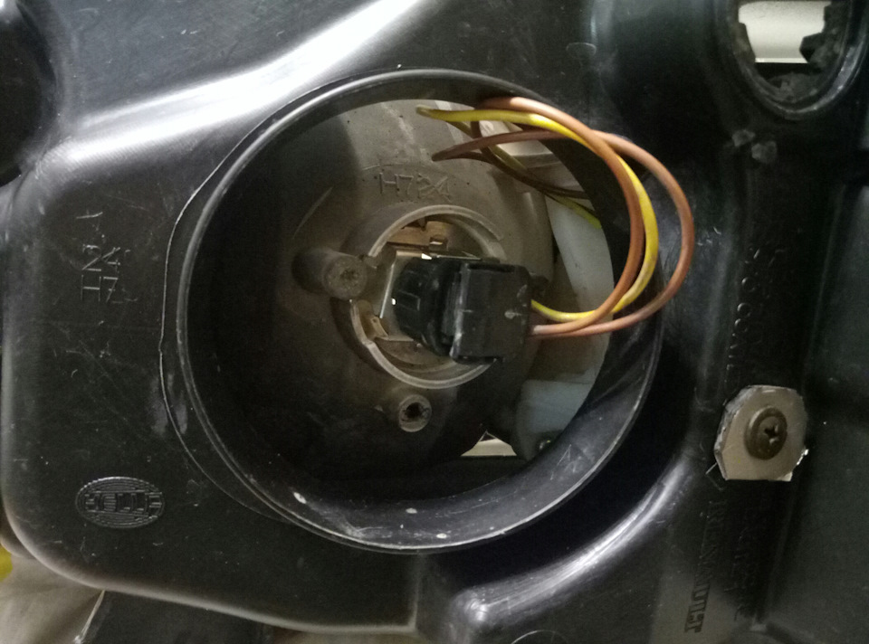 Как заменить лампочку переднего поворотника на Рено Меган 2?
