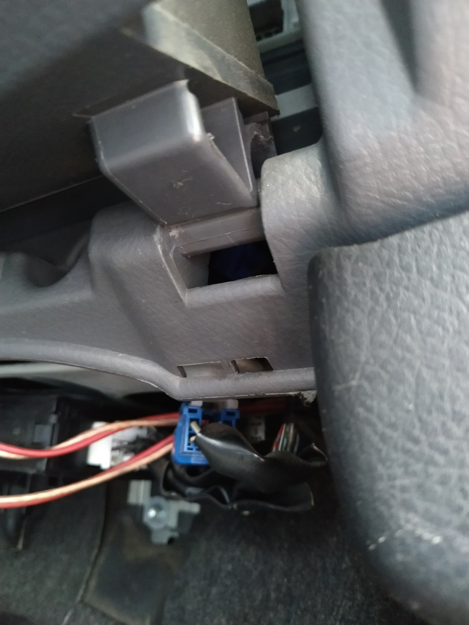 Петли, когда бардачок на месте — Daihatsu Cuore