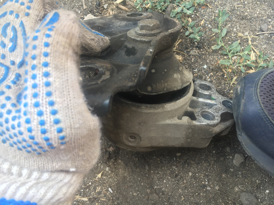 Замена подушки двигателя — Ford Fiesta (Mk V), 1,4 л, 2004 года ...