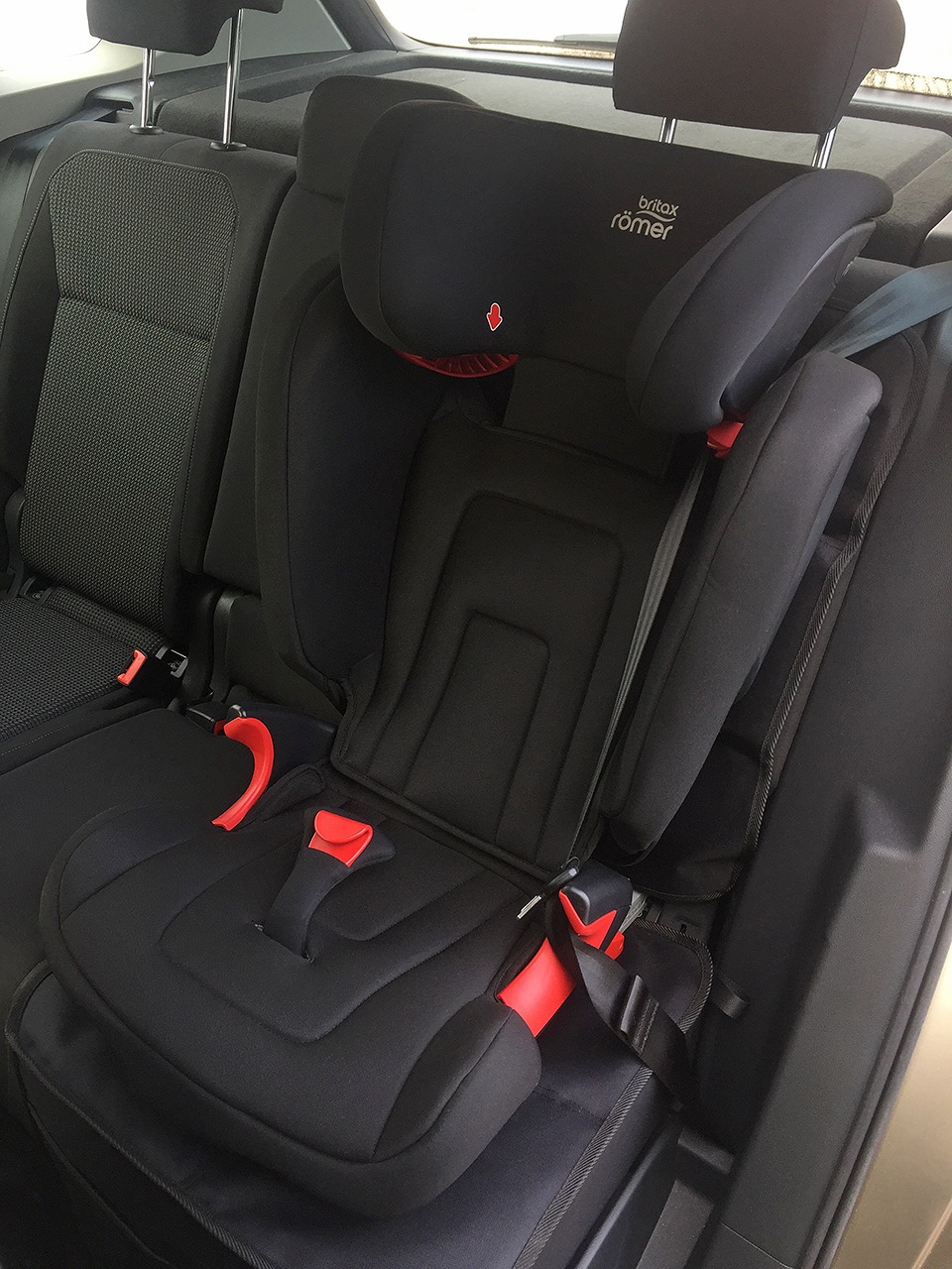 Детское автокресло + накидки + заглушки ISOFIX — Volkswagen Tiguan (2G),  1,4 л, 2019 года | аксессуары | DRIVE2