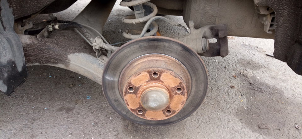 Замена задних тормозных колодок — Renault Scenic III, 1,5 л, 2010 года ...