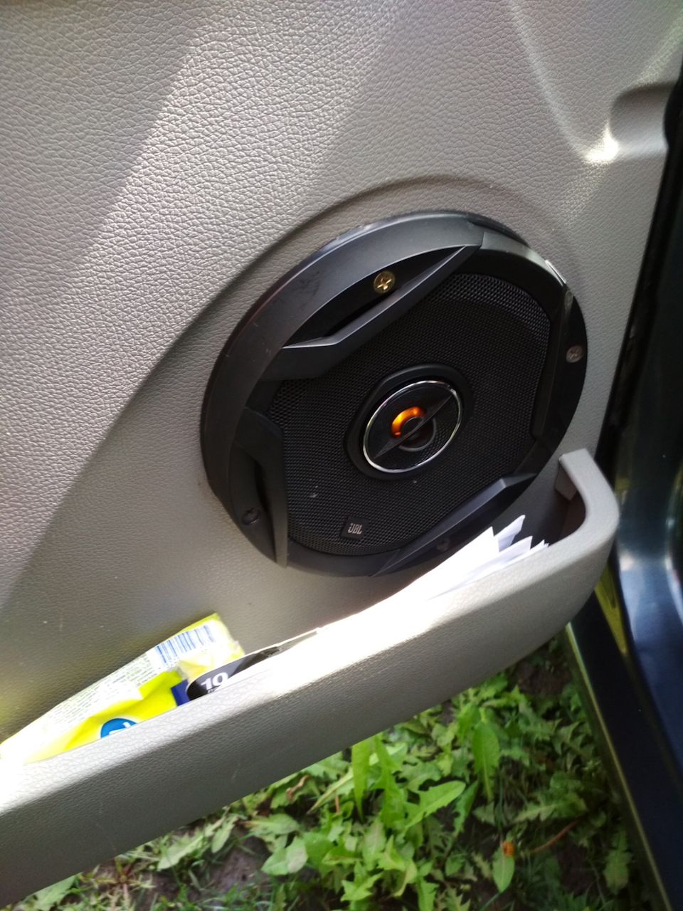 Динамик на своём месте — Renault Logan (1G)