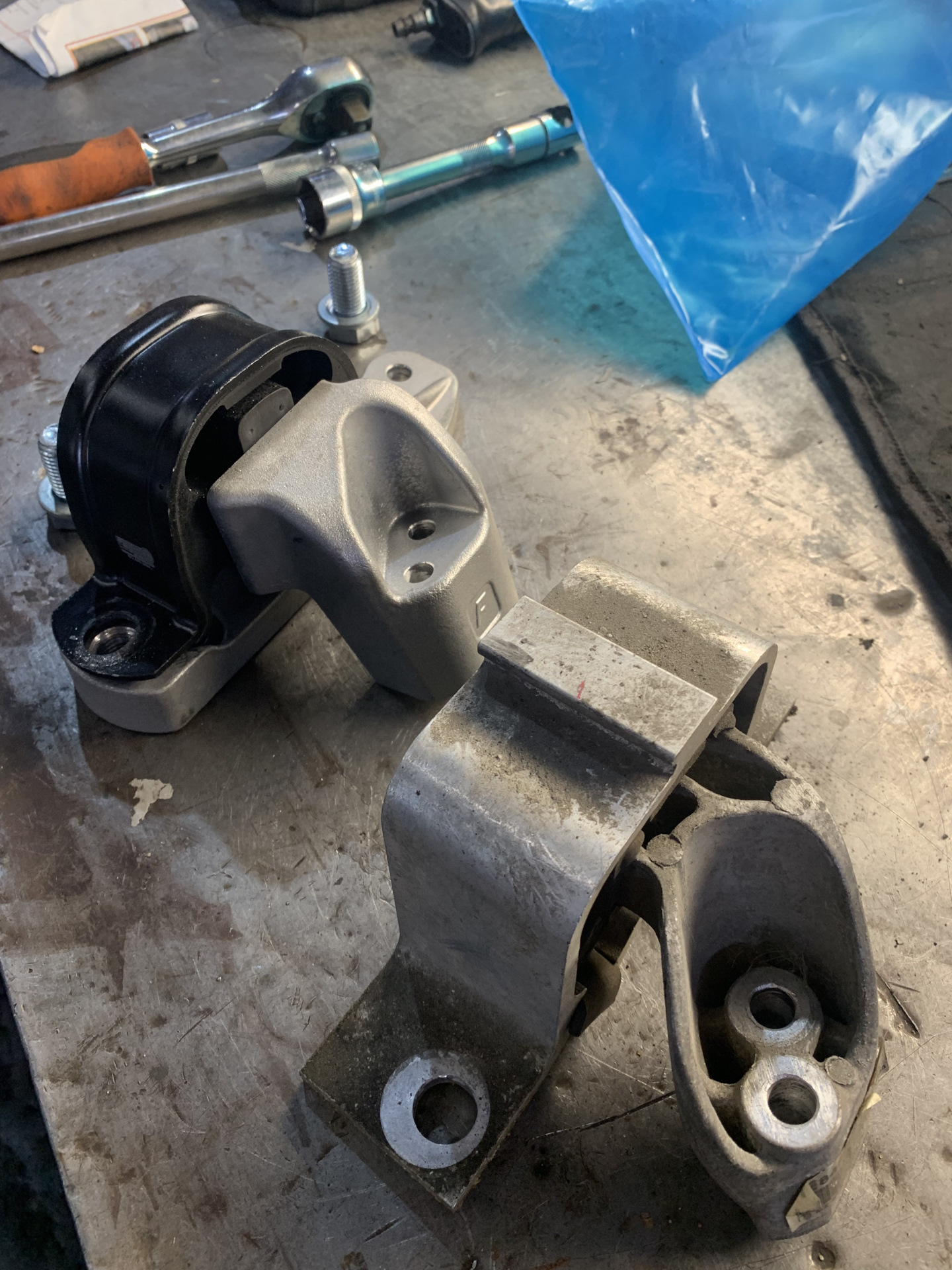 Усиленная подушка двигателя. Ужасная вибрация. — Lada Ларгус, 1,6 л ...