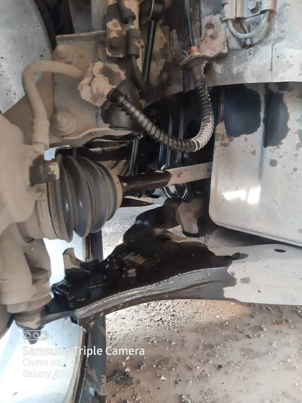 Замена передних тормозных шлангов. — KIA Sportage (2G), 2 л, 2009 года ...