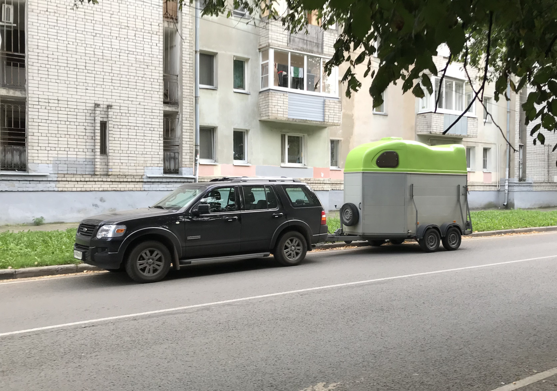 Вагон и маленькая тележка — Ford Explorer (4G), 4 л, 2008 года ...