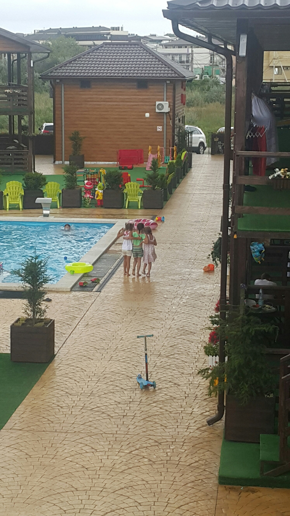 Дочка нашла подруг. Гуляют в дождь) — BMW 7 series (F01/02)