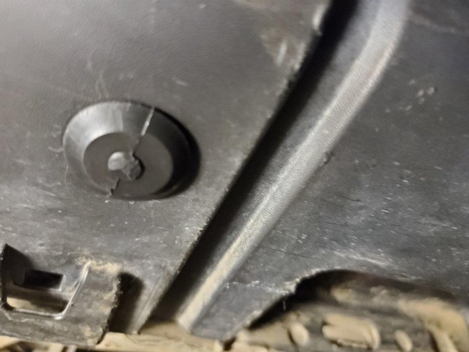 Клипса дополнительного крепежа (соединения) малой накладки с основной. — Peugeot Partner Tepee