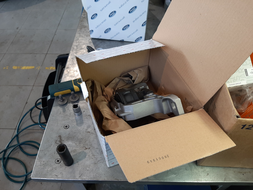 Замена Абсорбера и Подушки двигателя — Ford Focus III Hatchback, 2 л ...