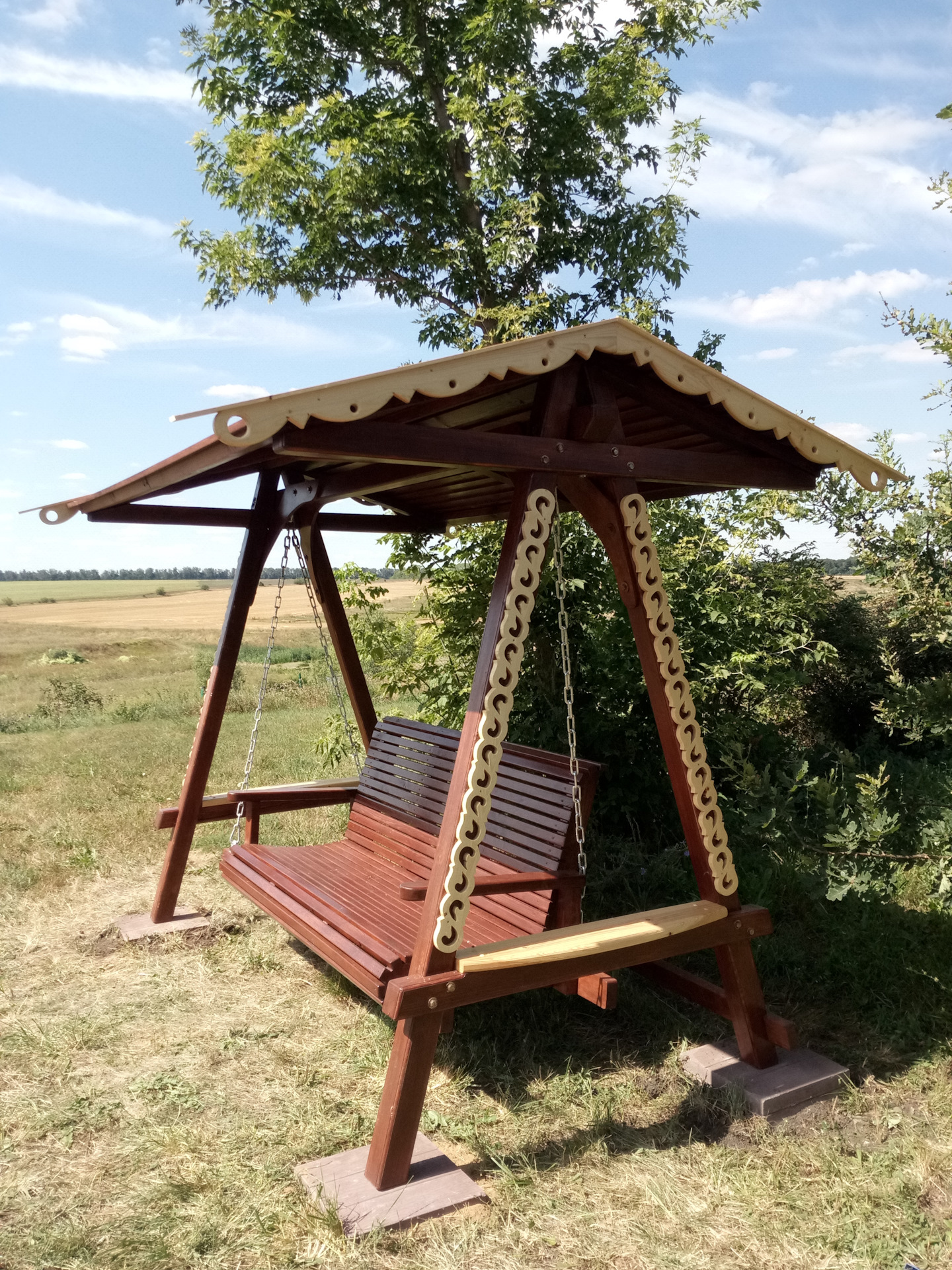 девочка на качелях. красивые качели. хочу качели. детские качели. девушка качается на качелях.