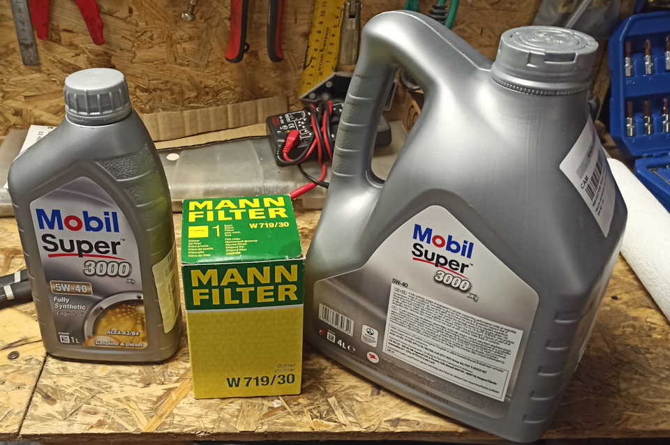 Mobil Super 3000 X1 5W-40 4л (+ 0,5) MANN-FILTER W 719/30 Фильтр масляный двигателя — Audi A3 Sportback (8PA). Запчасти на фото: W71930