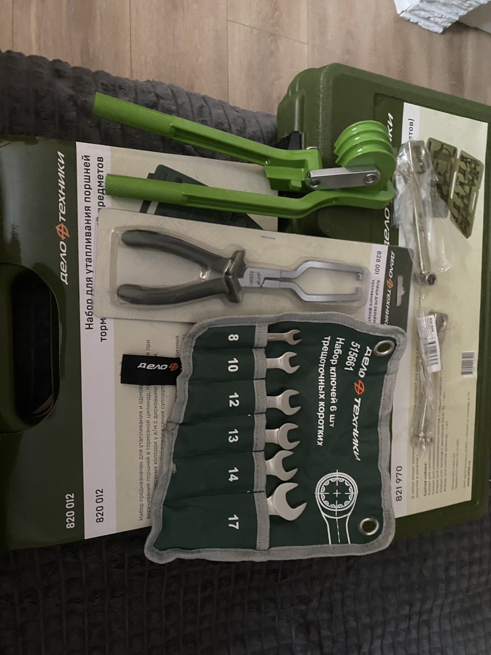 Главный тормозной цилиндр ваз 2107 схема. Какое давление необходимо создать в тормозных цилиндрах. Давление в тормозном цилиндре грузового вагона. Тормозная система автомобиля с гидравлическим приводом. Выход штока тормозного цилиндра пассажирского вагона.