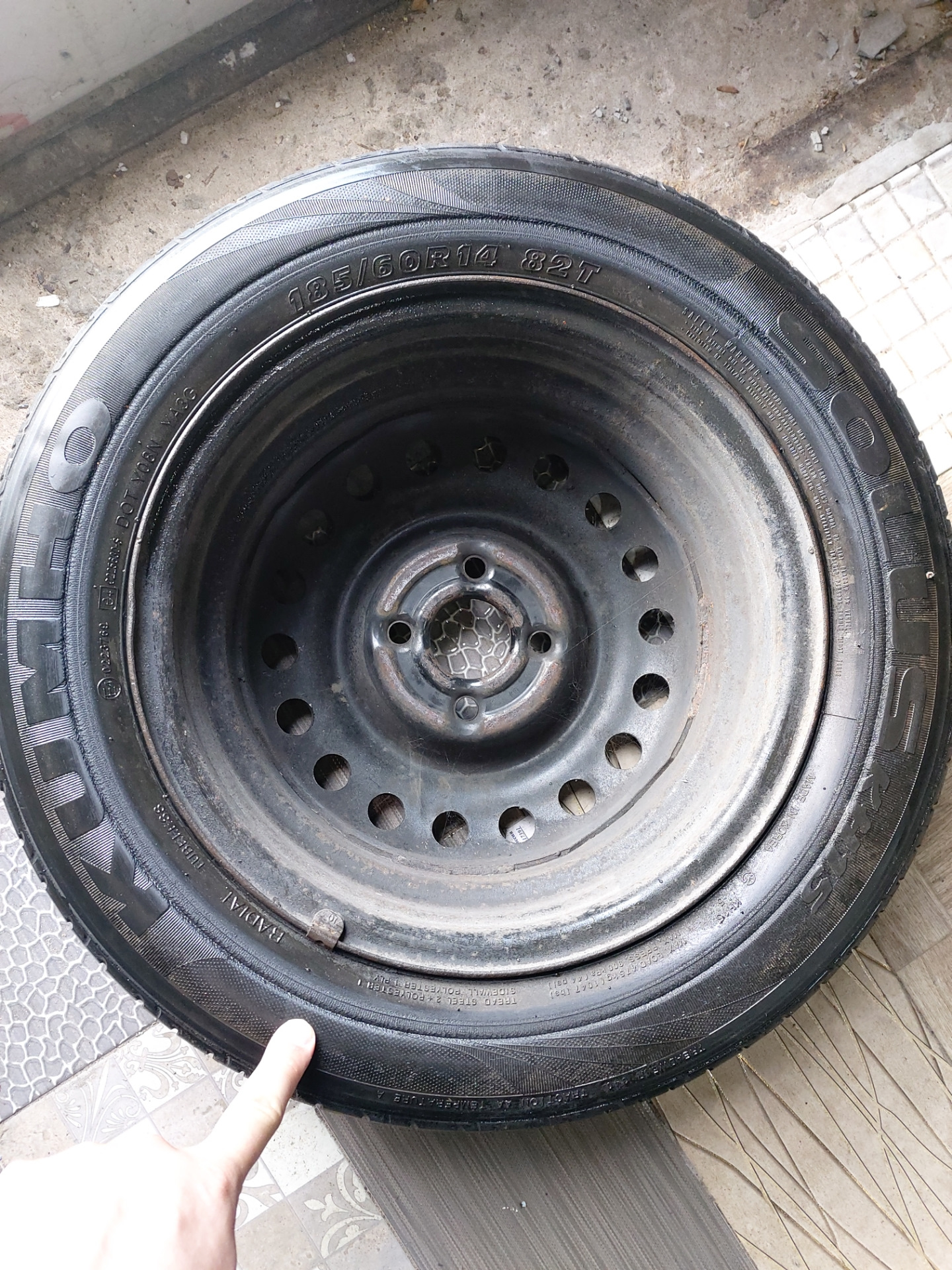 Продам колесо 185/60 r14(временная запись) — Opel Corsa D, 1 л, 2007 ...