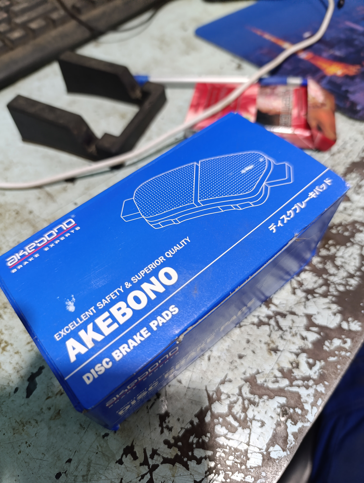 Замена задних тормозных колодок. — Toyota Estima (III), 2,4 л, 2009 ...