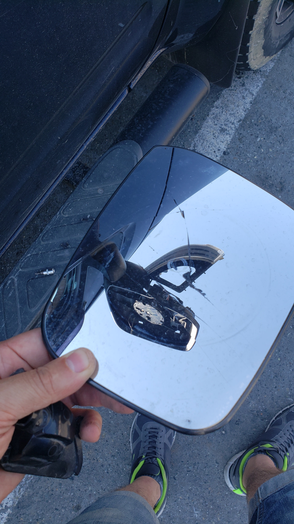 Замена лампочки в боковом зеркале — Nissan Navara (2G), 2,5 л, 2008 ...