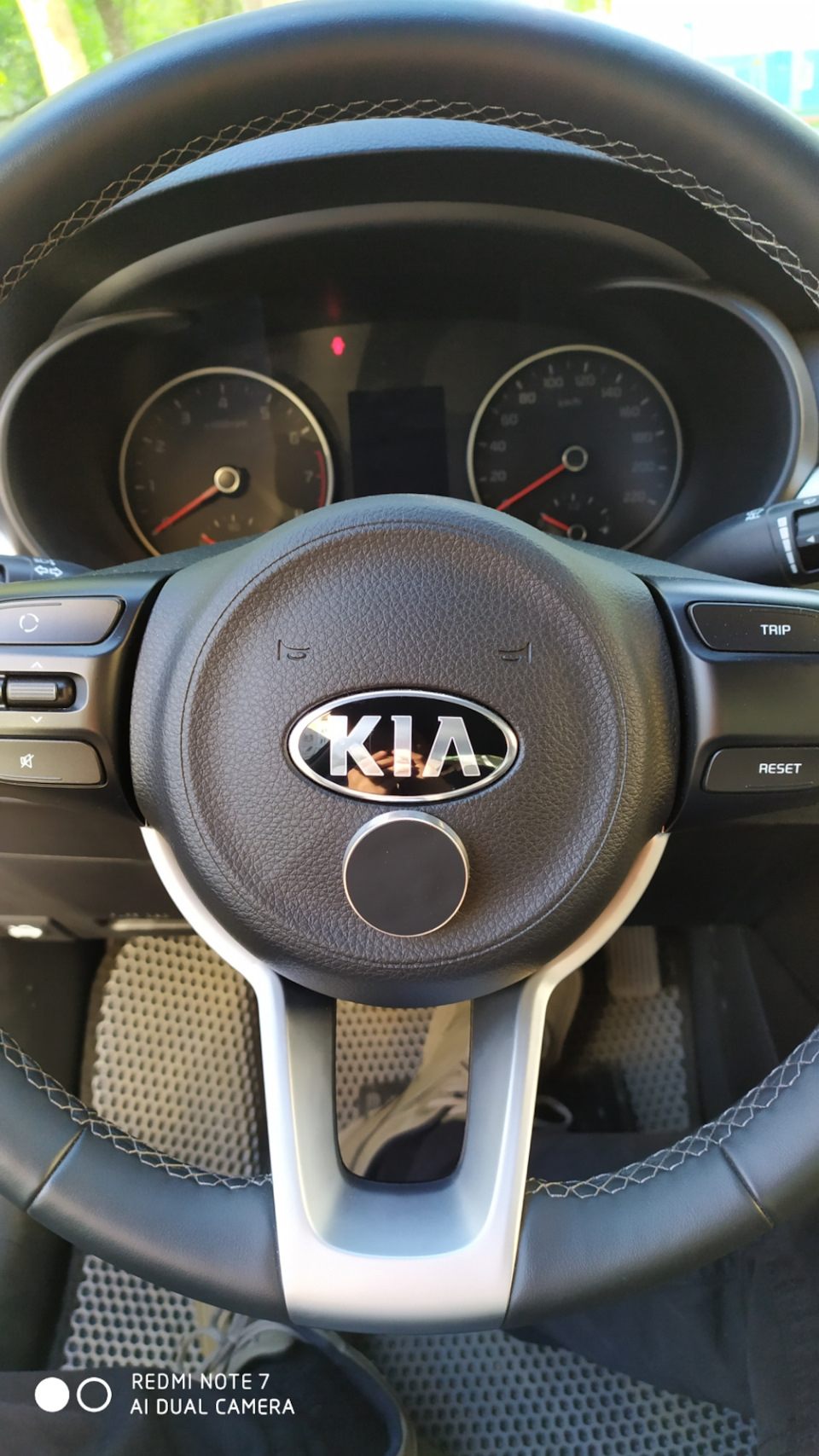 Держатель телефона — KIA Rio (4G), 1,4 л, 2019 года | аксессуары | DRIVE2