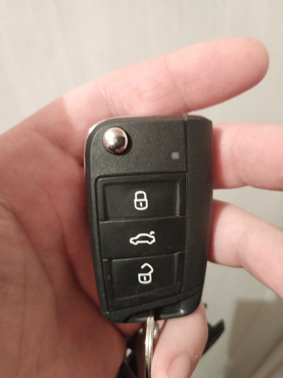 Не моргает светодиод на ключе — Skoda Octavia A7 Mk3, 1,2 л, 2013 года ...