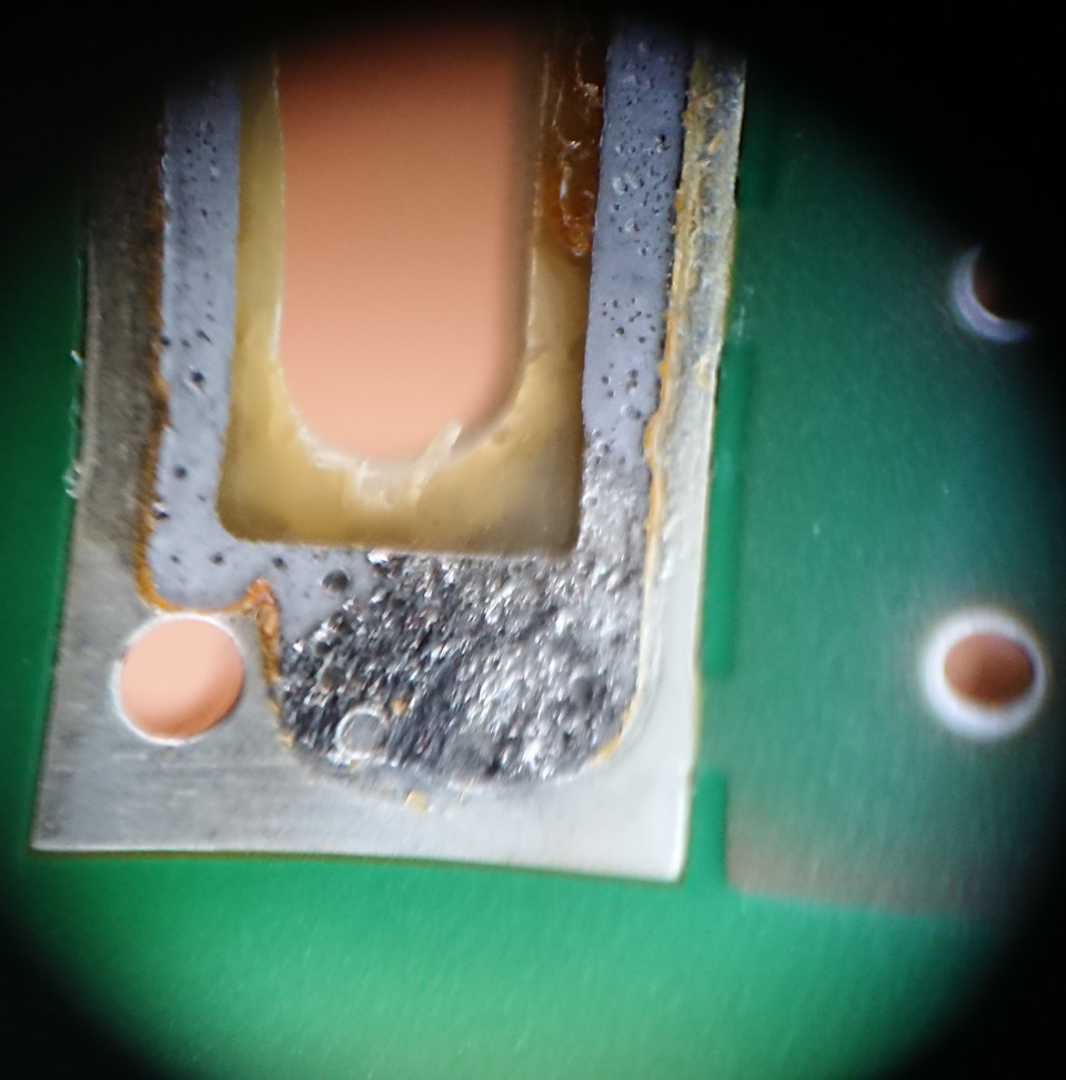 следы искрения под увеличением — Nissan Leaf (1G)