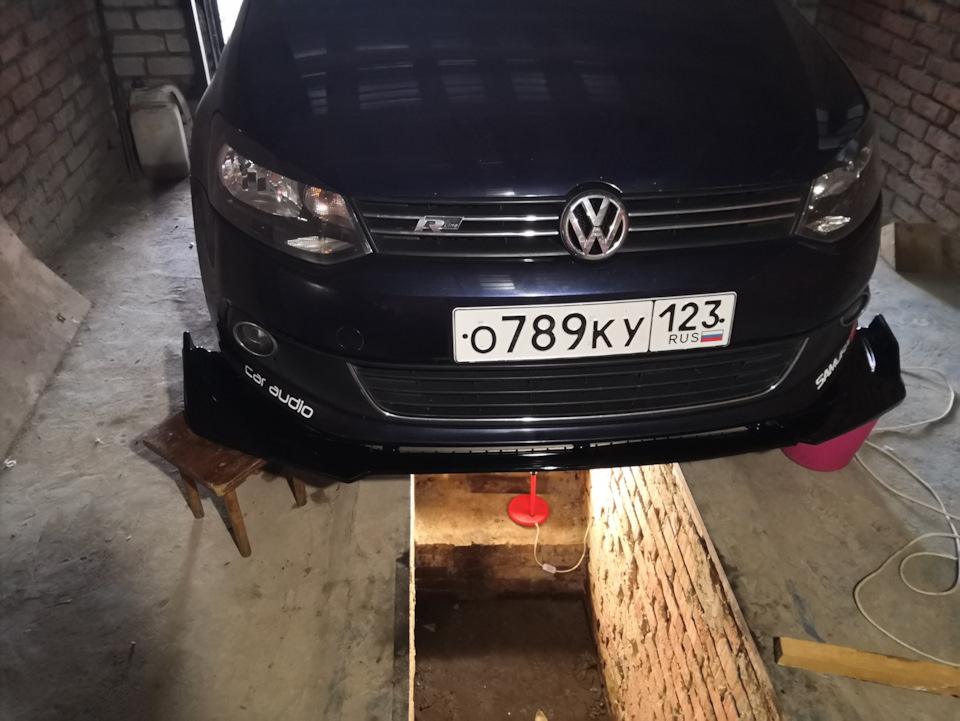 Сплиттер переднего бампера и штампы в чёрный — Volkswagen Polo Sedan, 1 ...