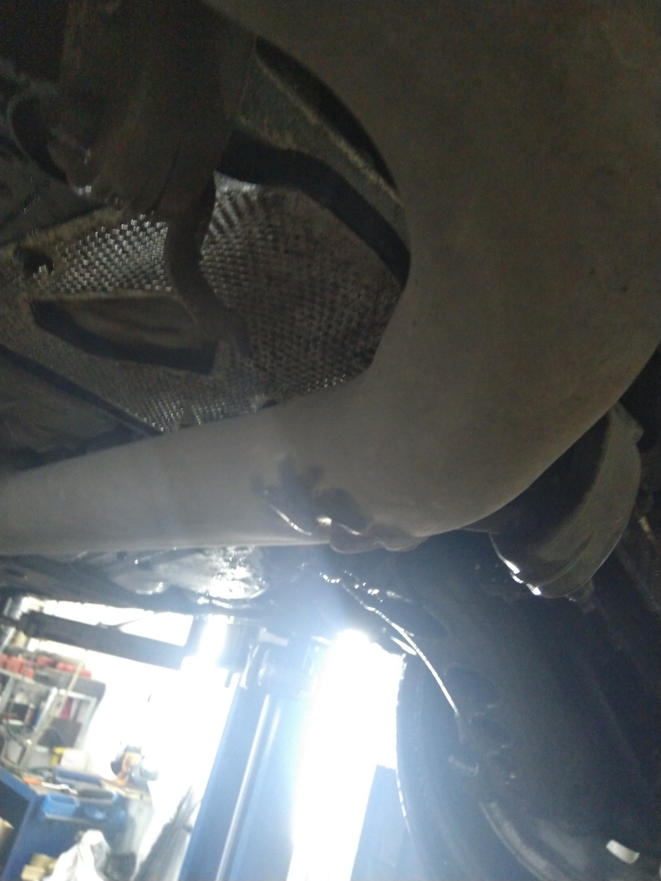 Крепление задней части глушителя. — Volvo XC70 II, 2,5 л, 2005 года ...