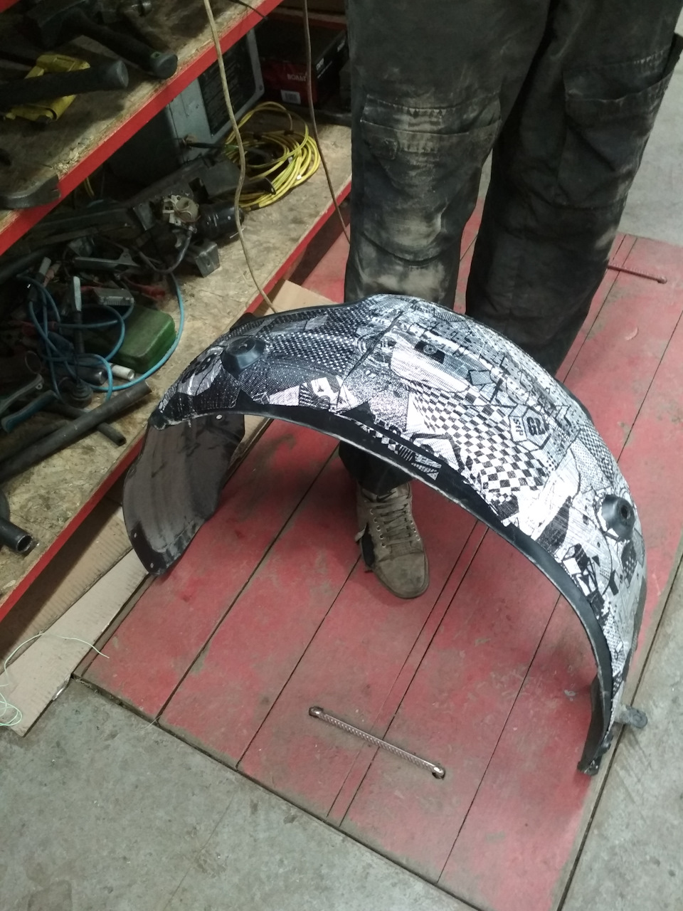 Шумоизоляция подкрылок ваз 2107. Шумоизоляция stp подкрылков авто. Виброизоляция подкрылков. Подкрылки 4runner 215. Шумоизоляция арок шумофф.