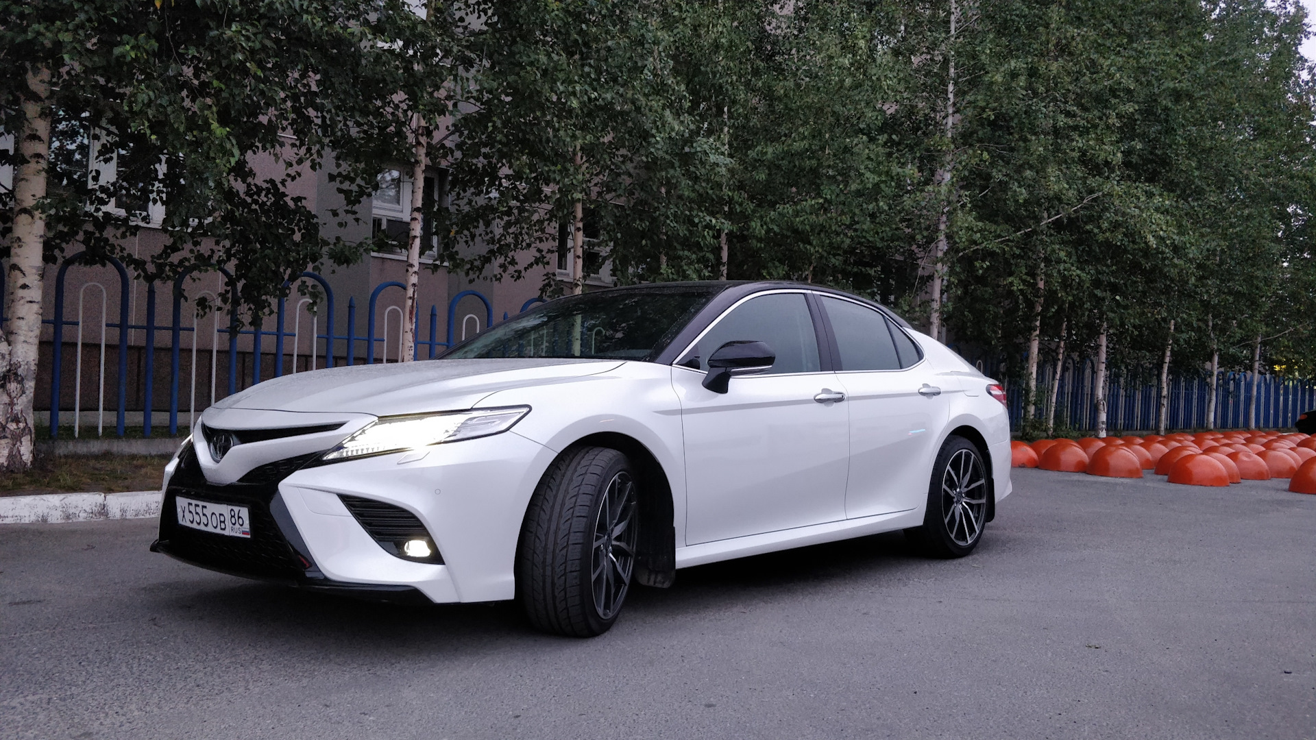 Camry drive 2. Toyota Camry xv70. Тойота Камри 70 белая антихром. Camry 70 белая антихром. Белая Камри 70 антихром.