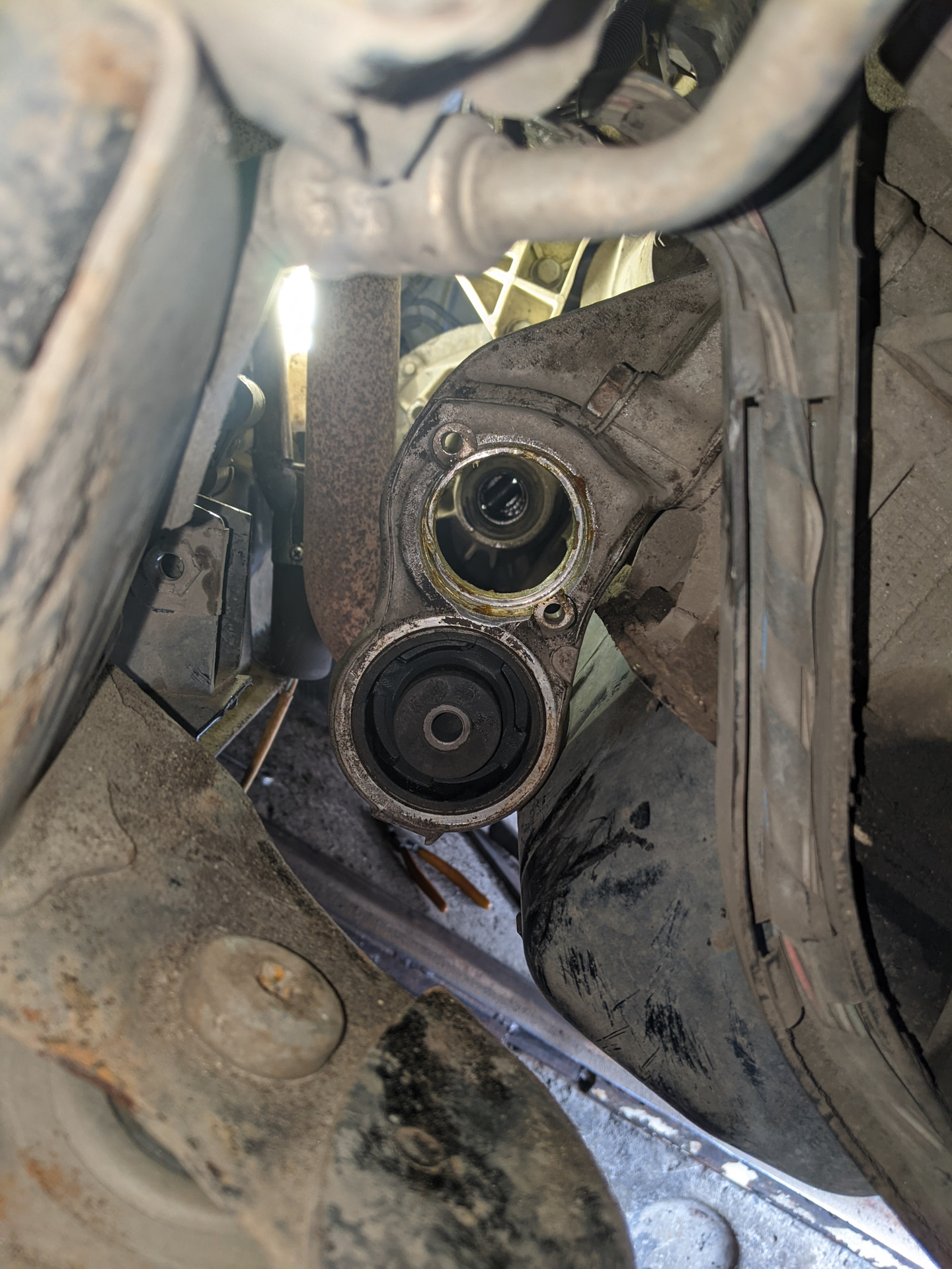 Замена нижней подушки двигателя — Citroen C4 (1G), 1,4 л, 2006 года ...