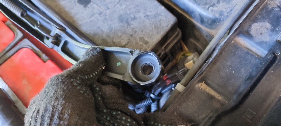 Снятие и покраска поводков дворников — Chevrolet Captiva (1G), 2,2 л ...